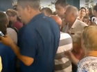 Шумная драка в очереди за акционными стаканами в магазине Ростова попала на видео