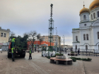На Соборной площади в Ростове начали собирать елку