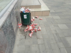 В жуткие мусорные инсталляции превратились позабытые уборщиками урны на День Победы в центре Ростова