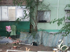 Хроническая "мусорщица" Ростова устроила из квартиры свалку и переехала жить под балкон