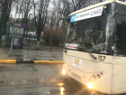 Боковое окно вышибло в ростовском автобусе после ДТП с мусоровозом
