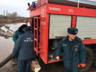 Храбрые спасатели остановили водный поток, который грозил затопить хутор Ростовской области 