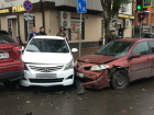 Серьезную пробку в центре Ростова спровоцировала массовая авария с участием четырех автомобилей