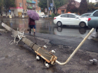 Столб рухнул на тротуар в Ростове 