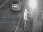 Жестокая драка консьержа со сливающими бензин автоворами во дворе Ростова попала на видео