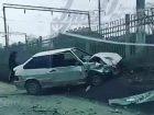 Жесткое столкновение иномарки с железобетонным забором в Ростове попало на видео