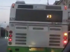 Застрявший на остановке автобус вынудил автомобилиста «проползти» по встречке в Ростове на видео