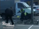 Драка сотрудников магазина за мелочь из тележки попала на видео в Ростове