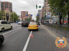 В центре Ростова легковушка врезалась в мотоцикл