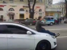 Безумный алко-хайп с катанием пьяного приятеля на капоте авто устроил ростовчанин у поста ГИБДД в Воронеже