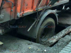 Мусоровоз ушел колесом в подземный портал в Ростовской области