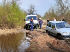 Спасатели помогли семье, чья машина застряла в глине в Ростовской области