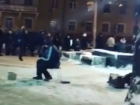 Задушевно играющий подмерзшими пальцами на гитаре уличный музыкант вызвал восхищение у жителей Ростова