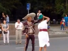Закруживший девушку в танце под баян страстный мексиканец попал на видео в Ростове