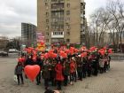 В Ростове любящие дети устроили сердечный флешмоб для своих матерей