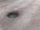 В Таганроге при ремонте дороги канализационные люки закатали в асфальт