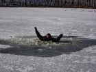Двое мужчин провалились под опасный лед и погибли в Ростовской области