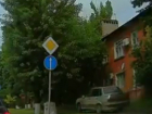 Спешащий в припрыжку к рожавшему другу по тротуару автолюбитель попал на видео в Ростове