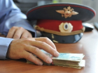 Отец и сын из Таганрога попытались откупиться валютой от полицейского по делу об избиении человека