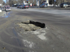 Опять провал: в центре Таганрога под землю ушел автомобиль  