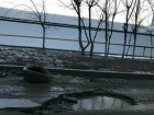 Похожая на детский бассейн огромная яма собирает пробитые колеса в Ростове