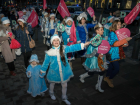 Заводной парад снегурочек открыл главную городскую елку в Ростове