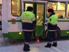 Женщина выпала из автобуса и получила серьезные травмы из-за небрежности ростовского водителя