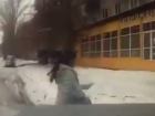 Пойманная на капот внедорожника девушка на проезжей части под Ростовом попала на видео