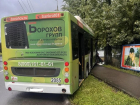Автобус с пятью пассажирами врезался в припаркованный грузовик и забор в Ростове
