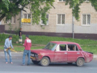 Рискуя жизнью пьяные мужчины «вручную» тащили автомобиль с подругами по дорогам Ростова