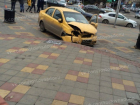 В центре Ростова иномарка «вылетела» на тротуар