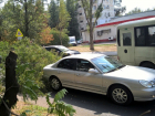 Огромное дерево «поймал» на крышу ехавший по дороге Hyundai в Ростове