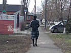 Спокойно бродивший по улицам молодой парень в юбке вызвал бурю эмоций у жителей Ростова