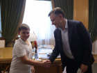 Слюсарь наградил мальчика за спасение девушки в Волгодонске