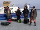 В Ростовской области сотрудники МЧС спасли рыбаков, которые оказались на льдине посреди водохранилища 