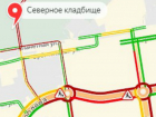 Спешащие на поминки автомобилисты застряли в огромной пробке у Северного кладбища Ростова