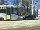 Иномарка на путях трамвая попала на видео и вызвала жаркую полемику среди жителей Ростова