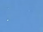 Замершие в ясном безоблачном небе НЛО удивленные ростовчане сняли на видео