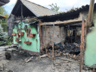 «Вернулись домой – а там черный дым»: в Новочеркасске огонь уничтожил постройки