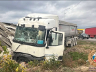 Водитель тягача врезался в здание и погиб на месте в Ростовской области 