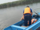 На Дону спасатели пришли на помощь к мужчине в перевернутой лодке 