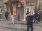Аферист с ребенком на руках много лет сетует о тяжелой судьбе в маршрутках Ростова