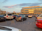 У ЖД-вокзала в Ростове берут по 200 рублей за парковку, где нет мест