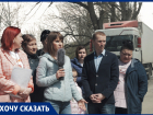 «Нет тротуара, освещения, зато есть ямы»: жители поселка под Ростовом ежедневно подвергают свою жизнь опасности