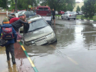 Открывшиеся «врата в ад» поглотили иномарку на поплывшей дороге в Ростовской области