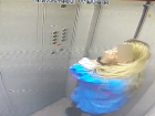 Отложившую «личинку» в лифте многоэтажки молодую блондинку поймали на камеру жители Ростова