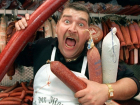 Вкусной колбасы и денег потребовал в Ростовской области буйный оголодавший мужчина в магазине 