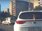 Прокатившийся на автомобиле наглый голубь-зацепер рассмешил ростовчан и попал на видео