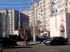 Цирковые номера подростков на велосипеде посреди дороги под Ростовом попали на видео