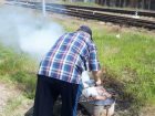 Донской чудо-повар приготовил ароматный шашлычок в тазу под ясным небом Ростова